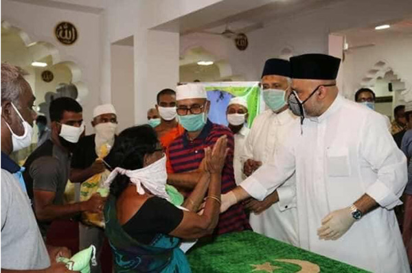 Kollupitiya Jumma mosque distributes family packs.